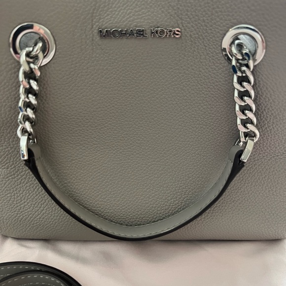 MAKE ME AN OFFER Kors pebble soft leather purse. Light dove grey - Picture 2 of 9